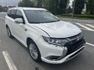 Coche siniestrado Mitsubishi Outlander PLUG-IN HYBRID 2020/12